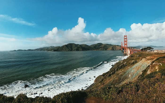 海湾，海滩，蓝天，大桥，悬崖，海岸，日光，泡沫
