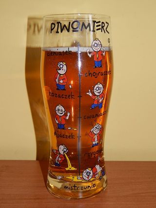 啤酒，酒精，娱乐，室内，饮料，餐桌，点心，静物