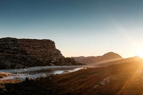 棕色,山,身体,水,白天,崎岖,道路,日落 棕色,山,身体,水,白天,崎岖,道路,日落
