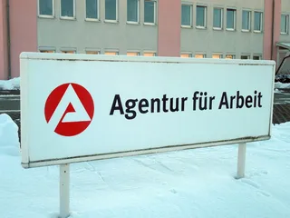 agentur fur arbeit标牌、建筑、冬季、盾牌、就业办公室、工作、失业、失业