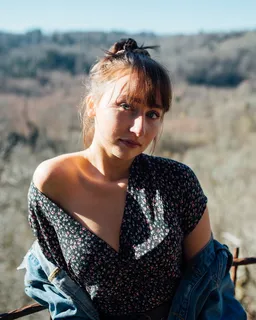 穿着花衬衫的女士 穿着花衬衫的女士