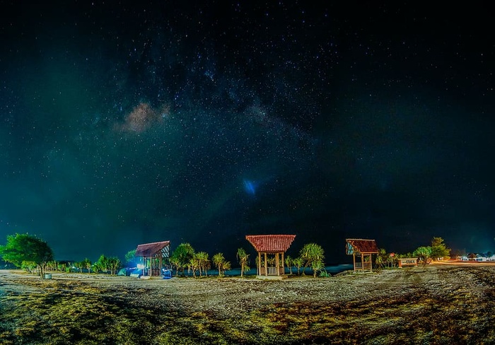 三、檐篷、树木、天空现象、自然、海滩、旅游、夜晚