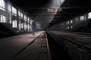 站在窗户附近的人