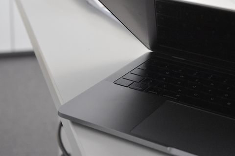 白色桌面上的MacBook Pro