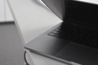 白色桌面上的MacBook Pro