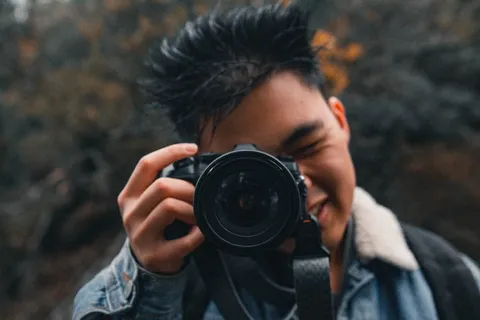 男子手持单反相机戴上右眼