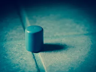 混凝土表面灰色塑料帽