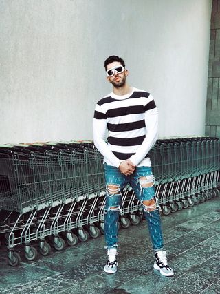 男子摆姿势照片