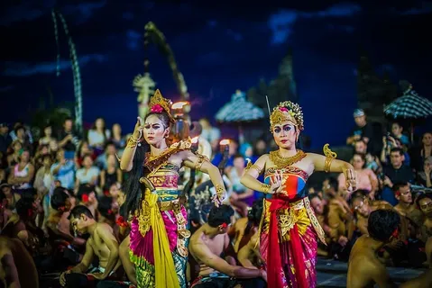 两个女人晚上穿着裙子跳舞 两个女人晚上穿着裙子跳舞