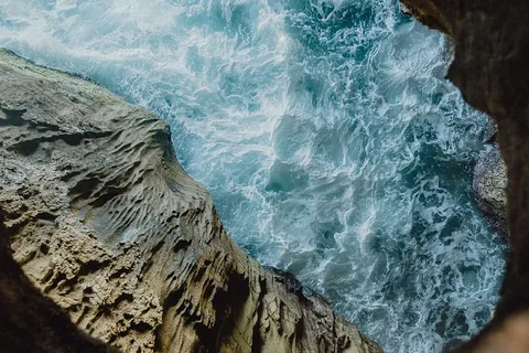 葡萄牙阿莫雷拉海滩阿尔加维西海岸的悬崖 葡萄牙阿莫雷拉海滩阿尔加维西海岸的悬崖