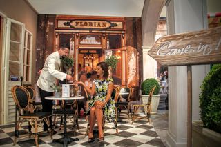 男人，服务员，女人，坐着，椅子，咖啡馆，服务员，操作