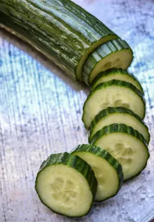 特写照片,切片,黄瓜,白色,表面,黄瓜,切片,绿色 特写照片,切片,黄瓜,白色,表面,黄瓜,切片,绿色