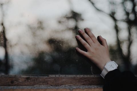 人左手触摸玻璃