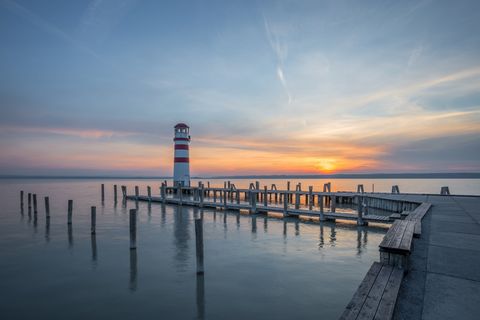白色、红色、灯塔、车身、水、白天、码头、码头 白色、红色、灯塔、车身、水、白天、码头、码头