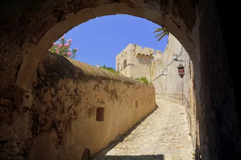城堡、arc、ascent、alley、san nicola、tremiti islands、gargano、puglia 城堡、arc、ascent、alley、san nicola、tremiti islands、gargano、puglia