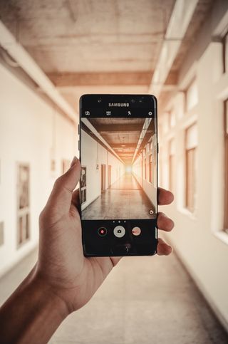 黑色三星安卓智能手机