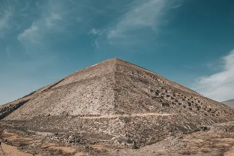 太阳金字塔位于墨西哥州,阳光下的墨西哥 太阳金字塔位于墨西哥州,阳光下的墨西哥