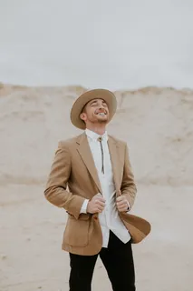 男士，穿着，白色，有领，衬衫，棕色，有缺口，翻领西装夹克