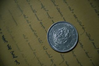 棕色打印纸上的银色圆形硬币