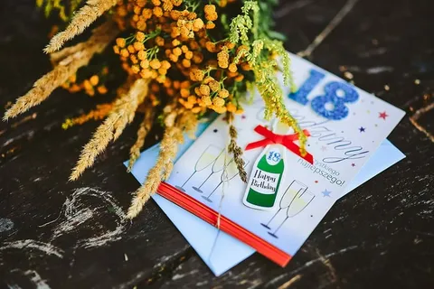 木地板上的黄色花朵和其他物品 木地板上的黄色花朵和其他物品