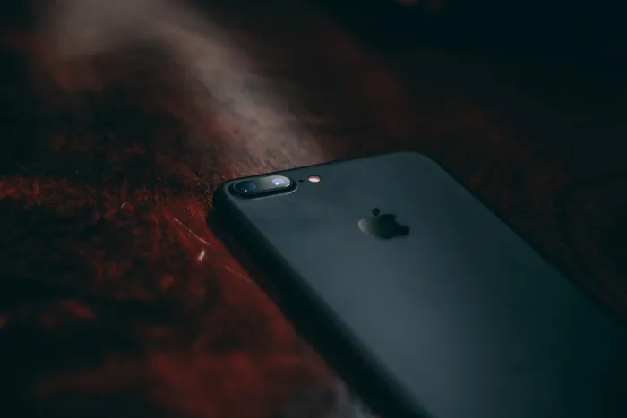 棕色表面的黑色iPhone 7