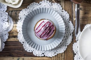 白纸盘上的纸杯蛋糕