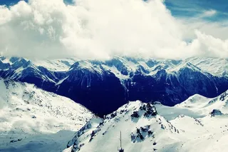 法国阿尔卑斯山上的瓦尔·索伦斯山是欧洲最高的滑雪胜地，这里冬天的景色是白雪皑皑的群山