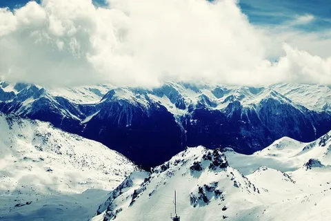 法国阿尔卑斯山上的瓦尔·索伦斯山是欧洲最高的滑雪胜地,这里冬天的景色是白雪皑皑的群山 法国阿尔卑斯山上的瓦尔·索伦斯山是欧洲最高的滑雪胜地,这里冬天的景色是白雪皑皑的群山
