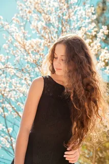 被白叶树包围的女人