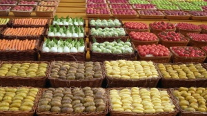 水果摊、蔬菜、土豆、西红柿、胡萝卜、芹菜、红色、市场
