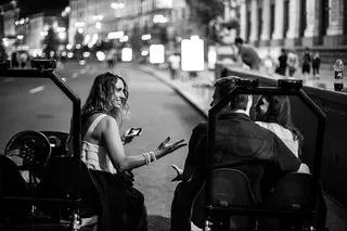 女人和夫妇乘坐手推车的灰度照片