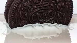 奥利奥饼干，蘸酱，牛奶，饼干，注射剂，奥利奥，巧克力，慢动作