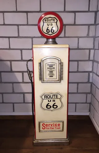 舞蹈专栏、加油、汽车、通讯、文字、墙壁建筑功能、电话、无人