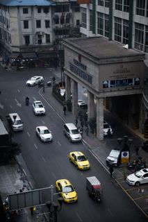 交通、交通方式、城市、建筑、汽车、机动车辆、陆地车辆、建筑外部