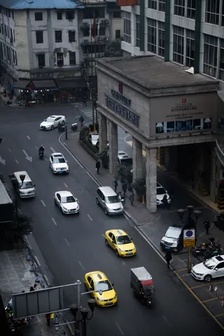 交通、交通方式、城市、建筑、汽车、机动车辆、陆地车辆、建筑外部