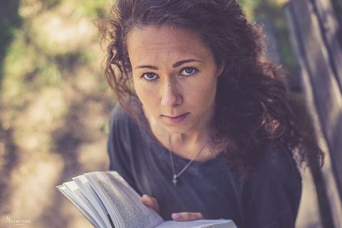 女性读书的选择性聚焦摄影