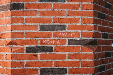 棕色混凝土砖，砖，墙，地毯，路径，走道，文字，砖