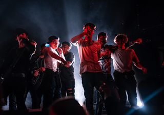 一群青少年在唱歌