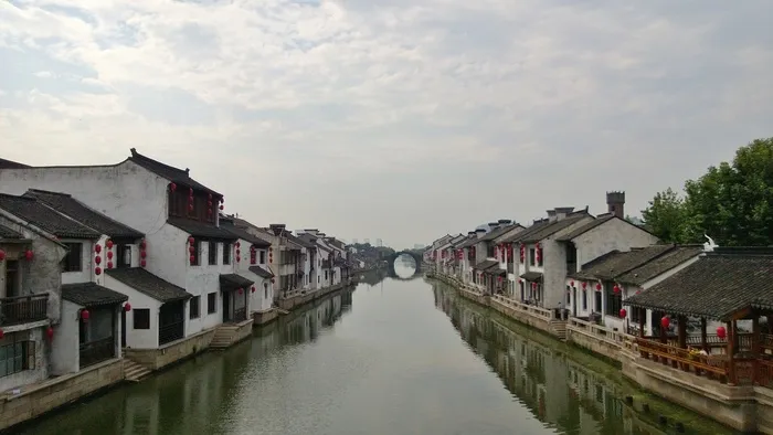 江南南街，小城镇，建筑外观，建筑，水，建筑，建筑，建筑结构