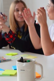 人，人，咖啡杯，杯子，茶碟，陶器，餐馆，手指