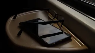 交通、静物、屋檐下、黑暗、车辆、电话、手机、眼镜