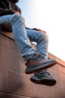 穿着阿迪达斯 Yeezy Boost 鞋的人