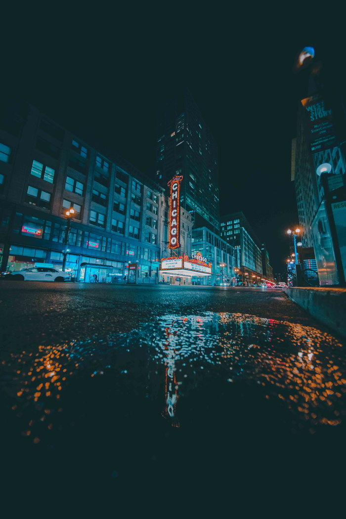 蓝色高层建筑夜间照明