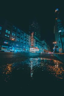 蓝色高层建筑夜间照明