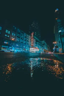 蓝色高层建筑夜间照明