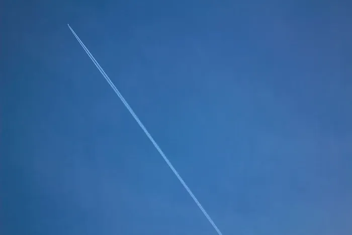 蓝天，喷气式飞机，天空，白天，飞机，轨迹，蓝色，蒸汽轨迹