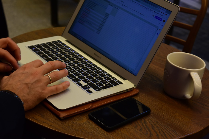 工作、电脑、笔记本电脑、写作、分析、咖啡、杯子、电话