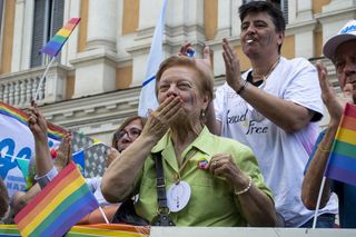 身着绿色纽扣T恤的女士