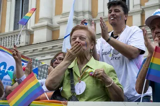 身着绿色纽扣T恤的女士