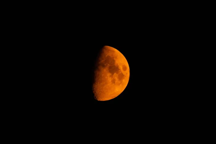 半月照片，月亮，夜晚，太空，天空，天文学，橙色，满月